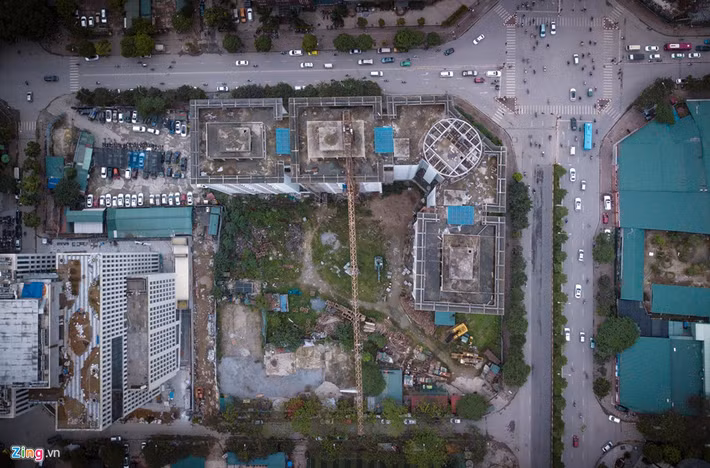 Sau gần 10 năm kể từ khi khởi công, dự án đã chậm tiến độ 6 năm và đến nay vẫn trong tình trạng chưa hoàn thiện xong phần thô, công trình bị bỏ hoang không có bất kỳ hoạt động xây dựng nào.