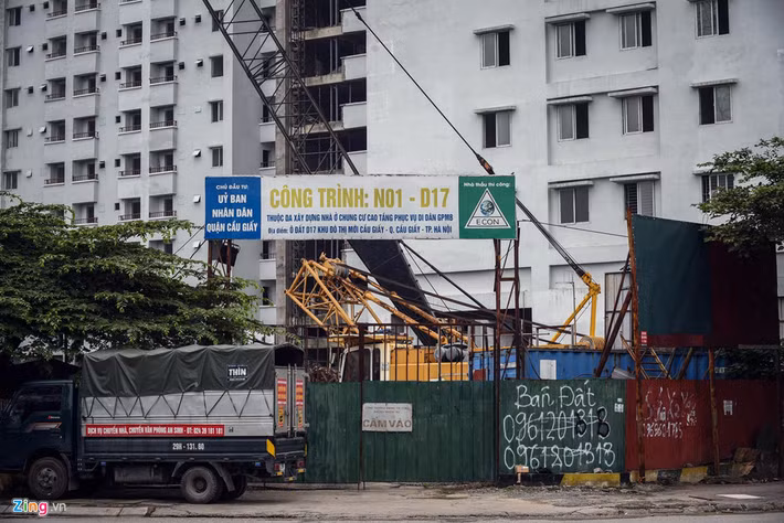 Cổng dự án luôn đóng cửa, không có công nhân hay xe công trình ra vào.