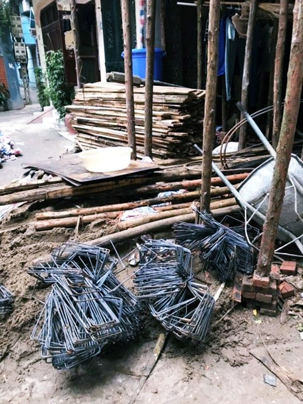 Vật liệu xây dựng bày tứ tung