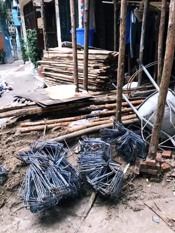 Vật liệu xây dựng bày tứ tung