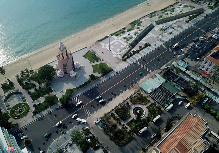 Đường Trần Phú dài 12 km tính từ cầu Trần Phú đến cảng du lịch Cầu Đá. Dọc đường này có hàng trăm nhà cao tầng mọc lên sầm uất kéo theo giá bất động sản tăng vọt trong 5 năm trở lại đây.