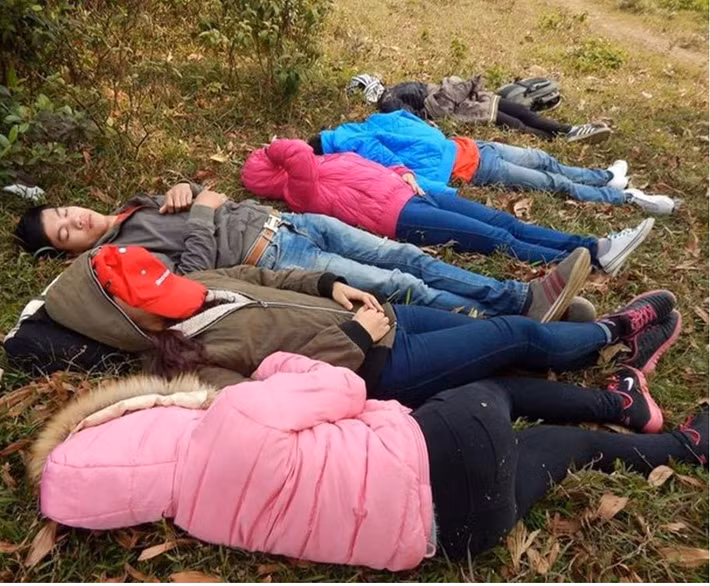 Trên fanpage quy tụ nhiều phượt thủ, nickname H.M chia sẻ: "Thường là đi đường đèo mà hai bên đường lại không có nhà dân, các phượt thủ sẽ chọn cách nằm nghỉ ở rãnh nước".