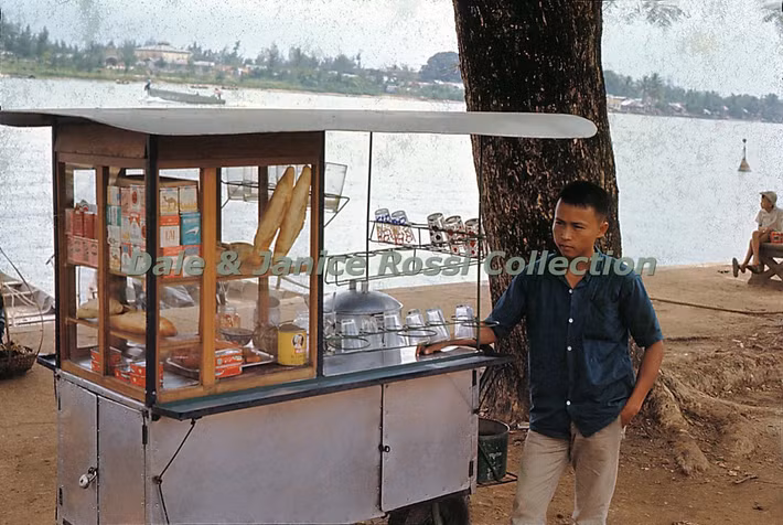 Xe bánh mì, thuốc lá, sữa đậu nành trên bờ sông Hàn.