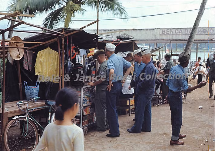 Khung cảnh ở bến cá Bạch Đằng.