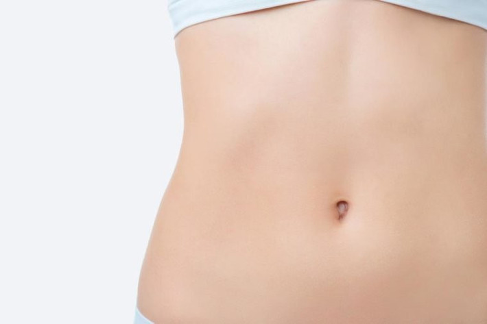 Lỗ rốn: Quần áo hở bụng, khoe rốn có thể khiến vi khuẩn, bụi bẩn dễ tích tụ vào khi vực này. Với kết cấu sâu và nhỏ, lỗ rốn là bộ phận mà chúng ta thường hay quên vệ sinh trong thời gian dài. Bạn nên sử dụng tăm bông có ngâm nước ấm để làm sạch lỗ rốn khoảng 3 lần/tuần. Tuy nhiên nên thực hiện một cách nhẹ nhàng vì khi bị tác động mạnh chúng dễ gây ra đau bụng.