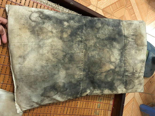 Mới đây, một cậu bạn đăng đàn cầu cứu CĐM về sự ở bẩn kinh hoàng của bạn cùng phòngvới nội dung: "Tao văn ít nên không biết viết gì cả. Chỉ muốn nói đây là chiếc gối của thằng cùng phòng tao, hình như qua được 2 mùa nắng rồi".