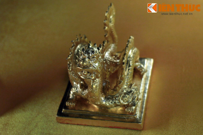 5. Núm hình rồng trên ấn Sắc Mệnh Chi Bảo. Ấn đúc bằng vàng ròng, mặt có 4 chữ triện "Sắc Mệnh Chi Bảo", được dùng để ban cấp cáo sắc cho văn võ cùng phong tặng thần và người dưới triều Nguyễn.