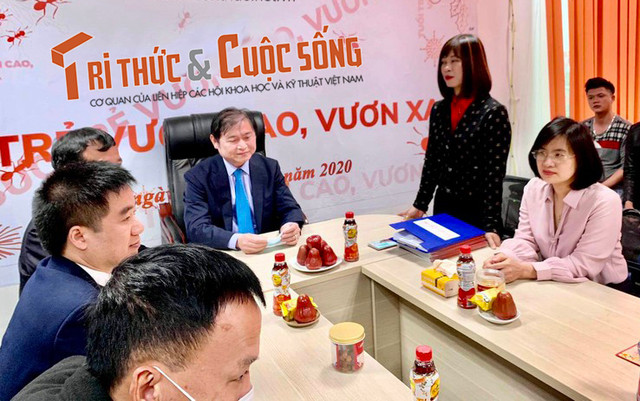 Chủ tịch Phan Xuân Dũng: “Chúc cán bộ nhân viên Báo Tri thức và Cuộc sống Sức khoẻ - Lao động miệt mài - Tạo nên thương hiệu” - Hình 2 Chu tich Phan Xuan Dung: “Chuc can bo nhan vien Bao Tri thuc va Cuoc song Suc khoe - Lao dong miet mai - Tao nen thuong hieu”-Hinh-2
