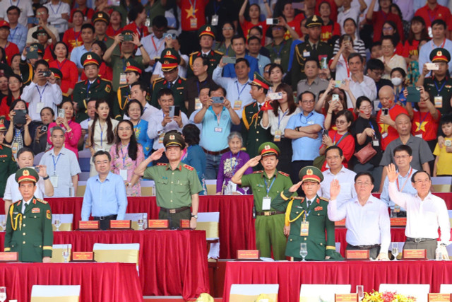 Toàn cảnh tổng duyệt lễ diễu binh, diễu hành mừng Đại lễ 30/4 Toan canh tong duyet le dieu binh, dieu hanh mung Dai le 30/4