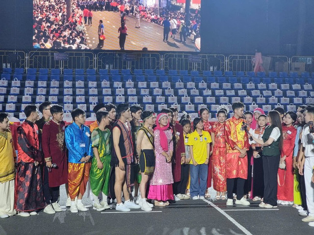 Truc tiep: Dieu binh dieu hanh ky niem 50 nam giai phong mien Nam, thong nhat dat nuoc-Hinh-45