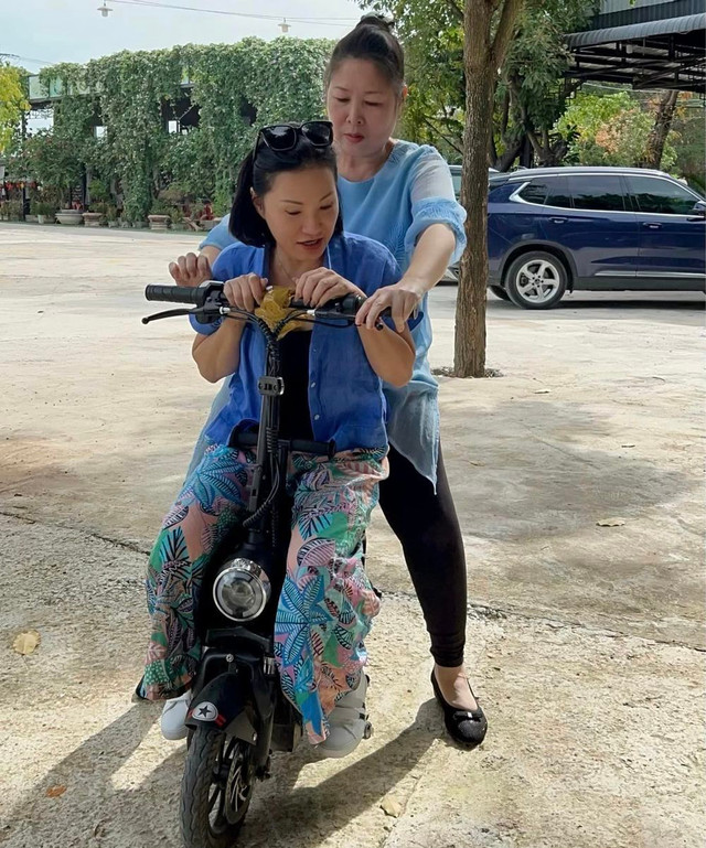 Cận cảnh khu vườn ngập hoa trong biệt thự của Hồng Đào Can canh khu vuon ngap hoa trong biet thu cua Hong Dao