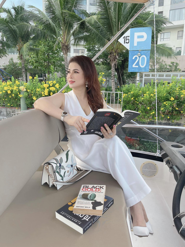 Bà Lê Hoàng Diệp Thảo có nhan sắc trẻ trung quý phái tuổi U60 - Hình 7 Ba Le Hoang Diep Thao co nhan sac tre trung quy phai tuoi U60-Hinh-7