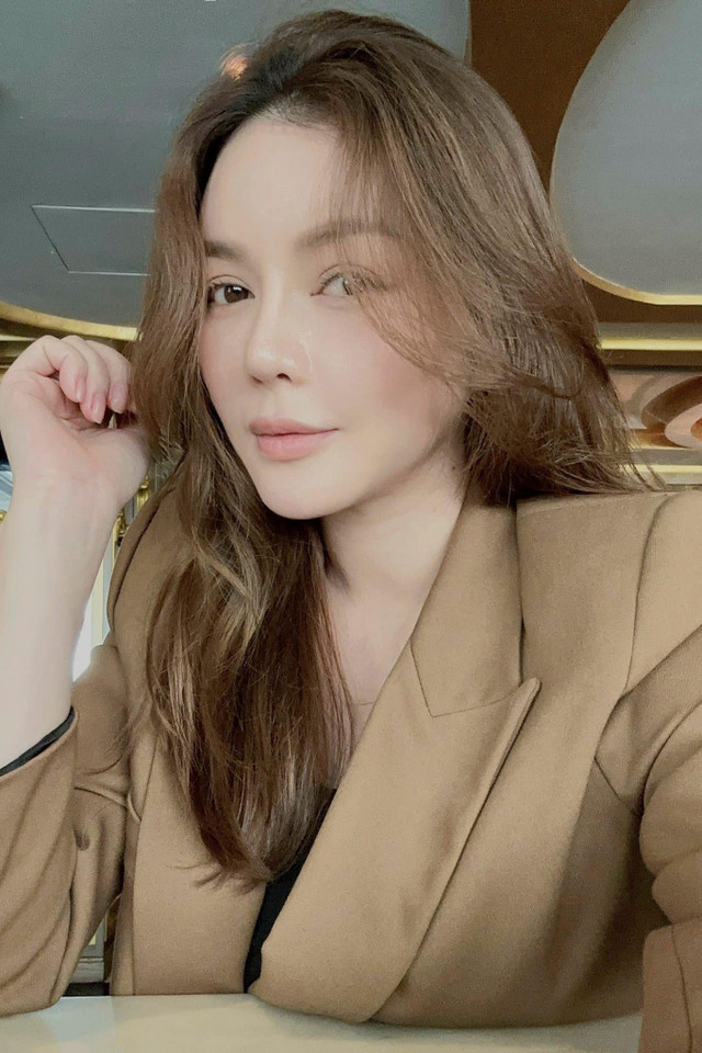 Nữ đại gia cứ buổi tối buồn buồn thì mang hột xoàn ra đếm Nu dai gia cu buoi toi buon buon thi mang hot xoan ra dem