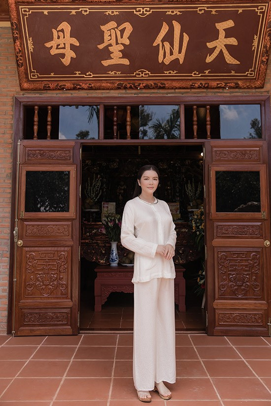 Nữ đại gia cứ buổi tối buồn buồn thì mang hột xoàn ra đếm - Hình 9 Nu dai gia cu buoi toi buon buon thi mang hot xoan ra dem-Hinh-9