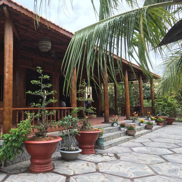 Đại gia Vĩnh Long chơi lớn với biệt phủ dừa cực độc lạ - Hình 4 Dai gia Vinh Long choi lon voi biet phu dua cuc doc la-Hinh-4