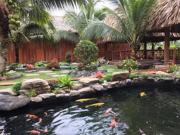 Đại gia Vĩnh Long chơi lớn với biệt phủ dừa cực độc lạ - Hình 10 Dai gia Vinh Long choi lon voi biet phu dua cuc doc la-Hinh-10