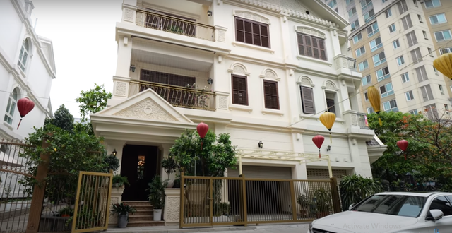 Bên trong biệt thự toàn gốm sứ của đại gia Hà Nội Ben trong biet thu toan gom su cua dai gia Ha Noi