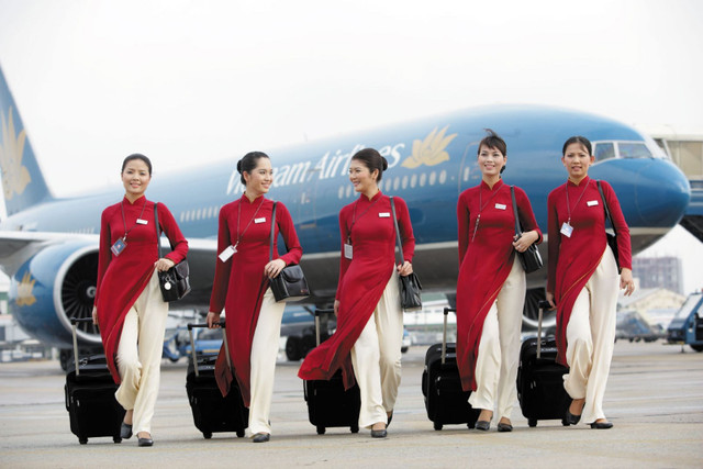 Các tiếp viên hàng không nhận lương bao nhiêu mỗi tháng? Cac tiep vien hang khong nhan luong bao nhieu moi thang?
