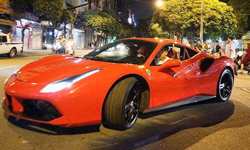 Dang Van Lam ngoi Ferrari 488 GTB hon 11 ty cua Tuan Hung-Hinh-2