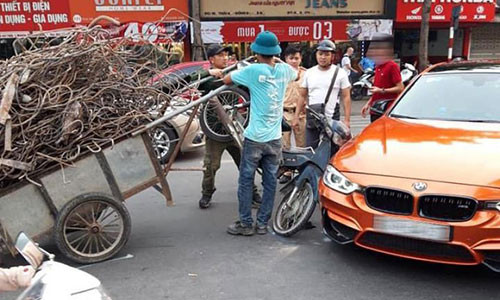 Hà Nội: Sedan BMW 3-Series tiền tỷ bị xe ba gác "đè bẹp" - Hình 2 Ha Noi: Sedan BMW 3-Series tien ty bi xe ba gac