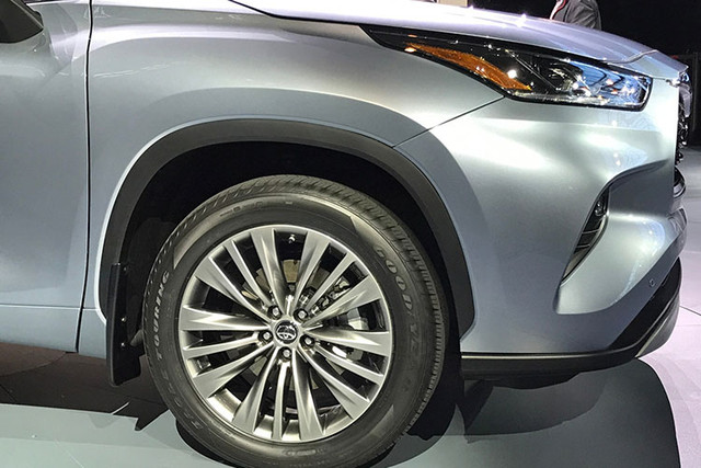 Toyota Highlander thế hệ hoàn toàn mới chính thức lộ diện - Hình 5 Toyota Highlander the he hoan toan moi chinh thuc lo dien-Hinh-5