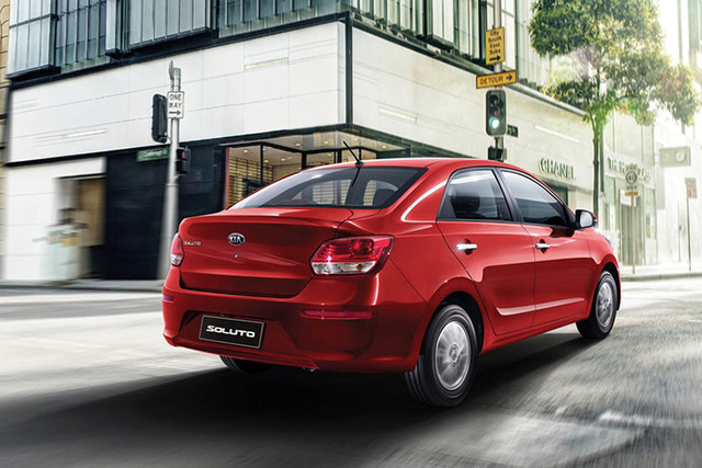Xe giá rẻ Kia Soluto giá 399 triệu đồng có gì bên trong? - Hình 3 Xe gia re Kia Soluto gia 399 trieu dong co gi ben trong?-Hinh-3