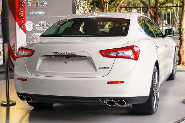 Vợ chồng Trang Lou sắm xe hạng sang Maserati Ghibli gần 5 tỷ - Hình 7 Vo chong Trang Lou sam xe hang sang Maserati Ghibli gan 5 ty-Hinh-7