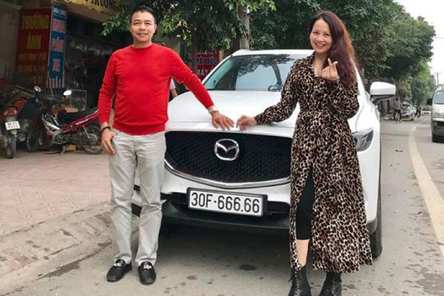 Chủ xe Mazda3 bốc trúng biển số cực đẹp ngũ quý 6 - Hình 7 Chu xe Mazda3 boc trung bien so cuc dep ngu quy 6-Hinh-7