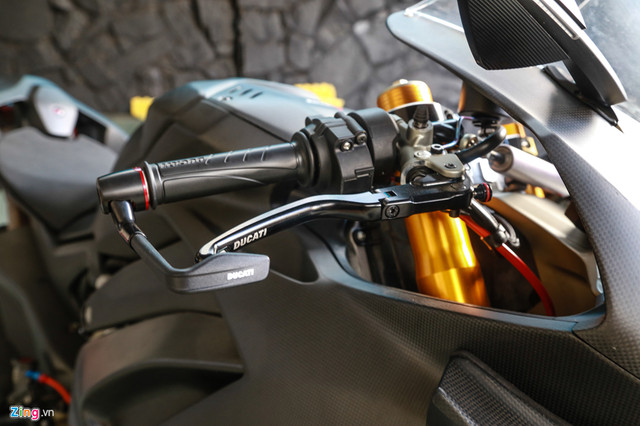 Dân chơi Sài Gòn chi 800 triệu độ Ducati V4 S thành V4 R - Hình 9 Dan choi Sai Gon chi 800 trieu do Ducati V4 S thanh V4 R-Hinh-9