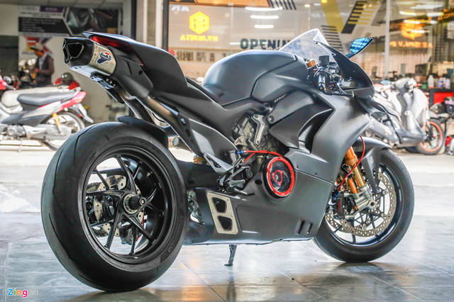 Dân chơi Sài Gòn chi 800 triệu độ Ducati V4 S thành V4 R - Hình 11 Dan choi Sai Gon chi 800 trieu do Ducati V4 S thanh V4 R-Hinh-11