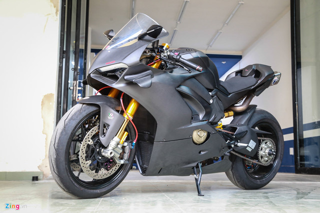 Dân chơi Sài Gòn chi 800 triệu độ Ducati V4 S thành V4 R - Hình 10 Dan choi Sai Gon chi 800 trieu do Ducati V4 S thanh V4 R-Hinh-10