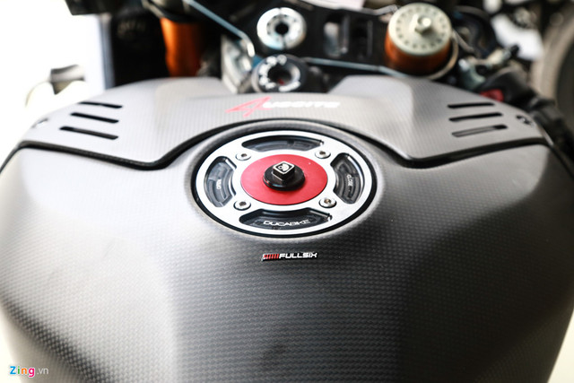 Dân chơi Sài Gòn chi 800 triệu độ Ducati V4 S thành V4 R - Hình 6 Dan choi Sai Gon chi 800 trieu do Ducati V4 S thanh V4 R-Hinh-6