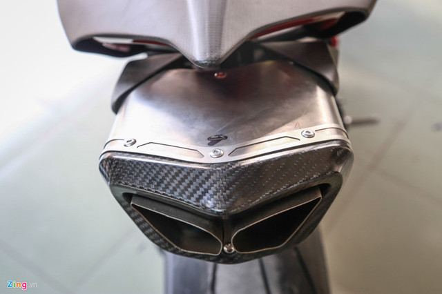 Dân chơi Sài Gòn chi 800 triệu độ Ducati V4 S thành V4 R - Hình 8 Dan choi Sai Gon chi 800 trieu do Ducati V4 S thanh V4 R-Hinh-8