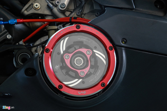 Dân chơi Sài Gòn chi 800 triệu độ Ducati V4 S thành V4 R - Hình 5 Dan choi Sai Gon chi 800 trieu do Ducati V4 S thanh V4 R-Hinh-5