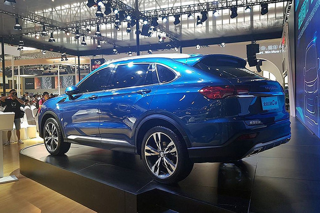 Cận cảnh siêu SUV Lamborghini Urus nhái có giá chỉ 355 triệu đồng - Hình 4 Can canh sieu SUV Lamborghini Urus nhai co gia chi 355 trieu dong-Hinh-4