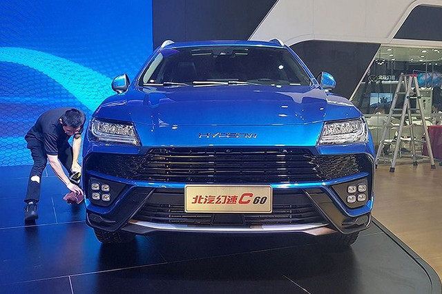 Cận cảnh siêu SUV Lamborghini Urus nhái có giá chỉ 355 triệu đồng - Hình 3 Can canh sieu SUV Lamborghini Urus nhai co gia chi 355 trieu dong-Hinh-3