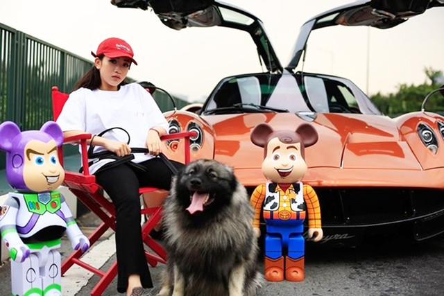 Con gái Minh Nhựa mở tiệm giầy nhưng dùng siêu xe Pagani Huayra 80 tỷ để quảng cáo Con gai Minh Nhua mo tiem giay nhung dung sieu xe Pagani Huayra 80 ty de quang cao