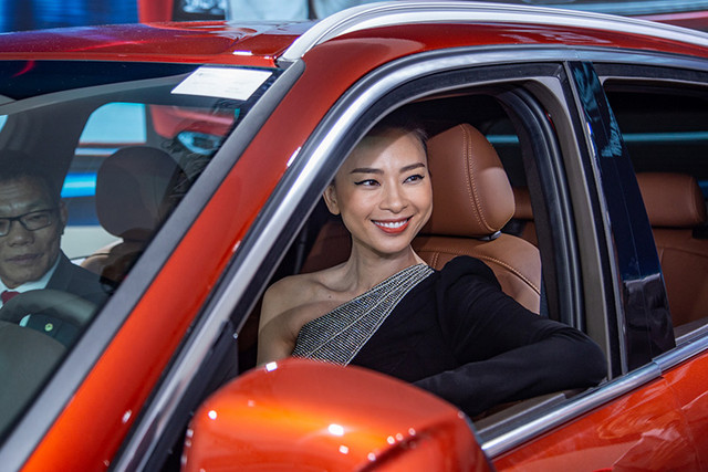 Ngô Thanh Vân chính thức sở hữu Vinfast Lux SA 2.0 giá gần 2 tỷ - Hình 5 Ngo Thanh Van chinh thuc so huu Vinfast Lux SA 2.0 gia gan 2 ty-Hinh-5