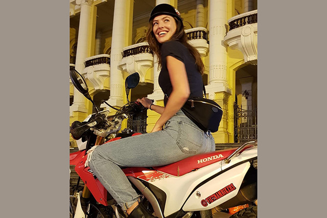 Thiên thần nội y Victoria's Secret lái xe máy khám phá Việt Nam Thien than noi y Victoria's Secret lai xe may kham pha Viet Nam