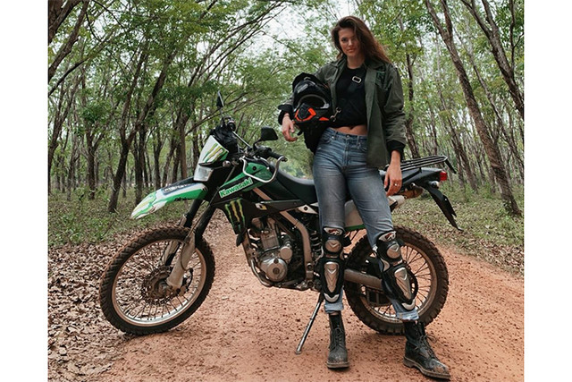 Thiên thần nội y Victoria's Secret lái xe máy khám phá Việt Nam - Hình 2 Thien than noi y Victoria's Secret lai xe may kham pha Viet Nam-Hinh-2