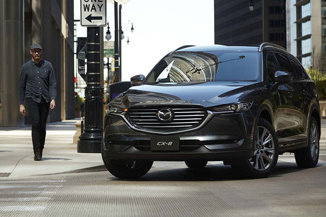 "Hàng nóng" Mazda CX-8 tại Việt Nam lộ thông số kỹ thuật Theo thông tin từ Thaco Trường Hải, Việt Nam là thị trường đầu tiên tại Đông Nam Á và là thị trường thứ ba trên toàn cầu được Mazda Nhật Bản lựa chọn để chính thức ra mắt và phân phối mẫu Mazda CX-8 2019 mới. Trước đó, tháng 2/2019, Mazda CX-8 xuất hiện tại thị trường Malaysia nhưng chỉ dưới hình thức trưng bày.
