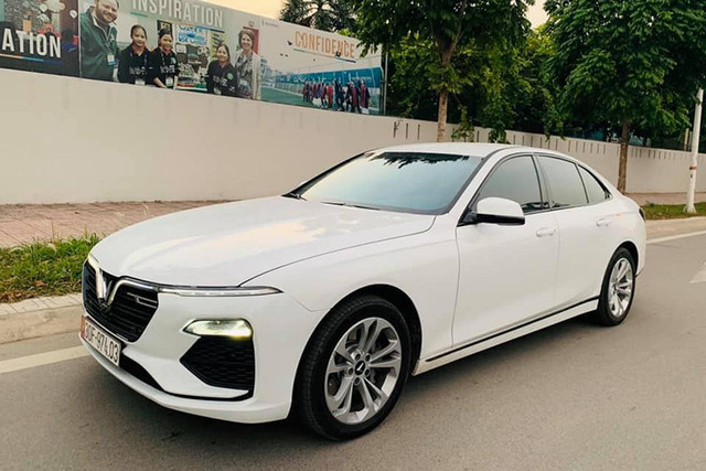 Vinfast Lux A2.0 sedan cu dau tien duoc rao ban hon 1 ty dong