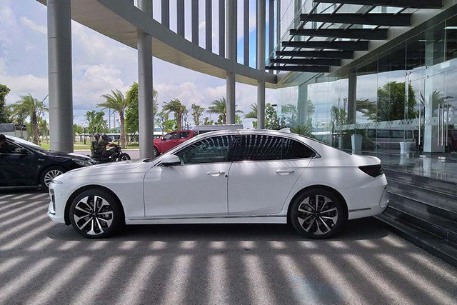 Vinfast Lux A2.0 sedan cu dau tien duoc rao ban hon 1 ty dong-Hinh-9
