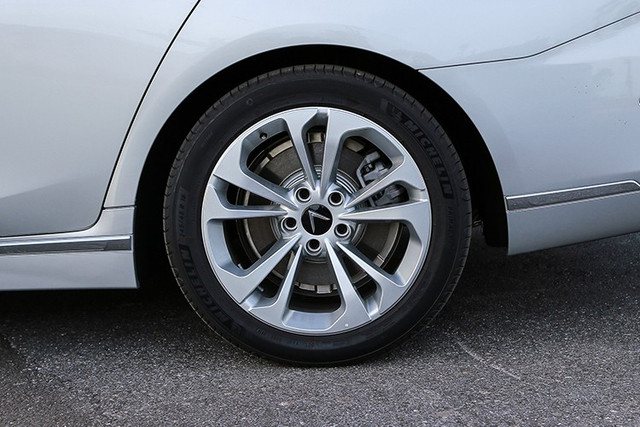 Vinfast Lux A2.0 sedan cu dau tien duoc rao ban hon 1 ty dong-Hinh-5