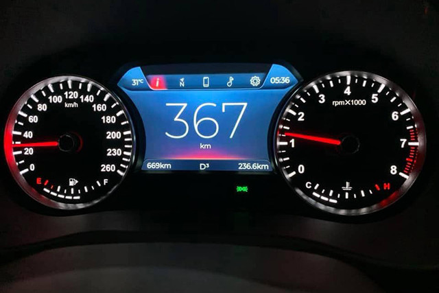 Vinfast Lux A2.0 sedan cu dau tien duoc rao ban hon 1 ty dong-Hinh-8