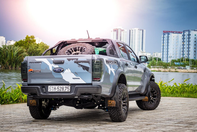 Dân chơi Sài Gòn chi trăm triệu độ "sắc đẹp" Ford Raptor - Hình 8 Dan choi Sai Gon chi tram trieu do