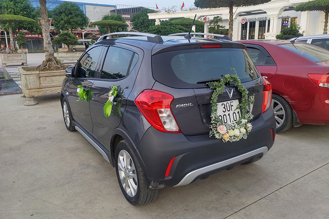 Dân chơi Hà thành rước dâu bằng xe Vinfast Fadil giá rẻ - Hình 3 Dan choi Ha thanh ruoc dau bang xe Vinfast Fadil gia re-Hinh-3