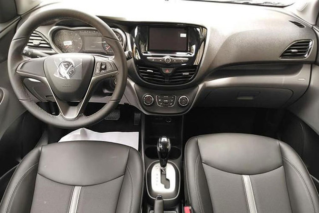 Dân chơi Hà thành rước dâu bằng xe Vinfast Fadil giá rẻ - Hình 4 Dan choi Ha thanh ruoc dau bang xe Vinfast Fadil gia re-Hinh-4