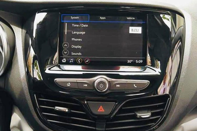 Dân chơi Hà thành rước dâu bằng xe Vinfast Fadil giá rẻ - Hình 5 Dan choi Ha thanh ruoc dau bang xe Vinfast Fadil gia re-Hinh-5