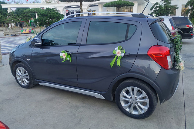 Dân chơi Hà thành rước dâu bằng xe Vinfast Fadil giá rẻ - Hình 2 Dan choi Ha thanh ruoc dau bang xe Vinfast Fadil gia re-Hinh-2